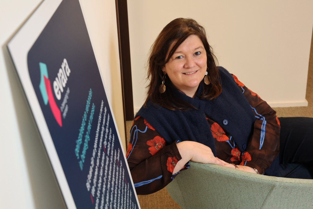 Cindy Franssen bij een bord van Evara