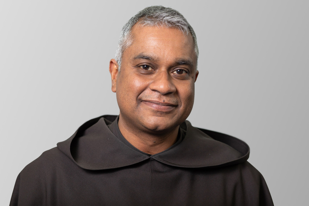 Joshy Pottackal, in bruine pij