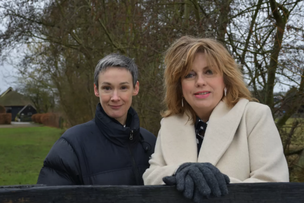 Anne Van Veen en presentator Annemiek Schrijver.