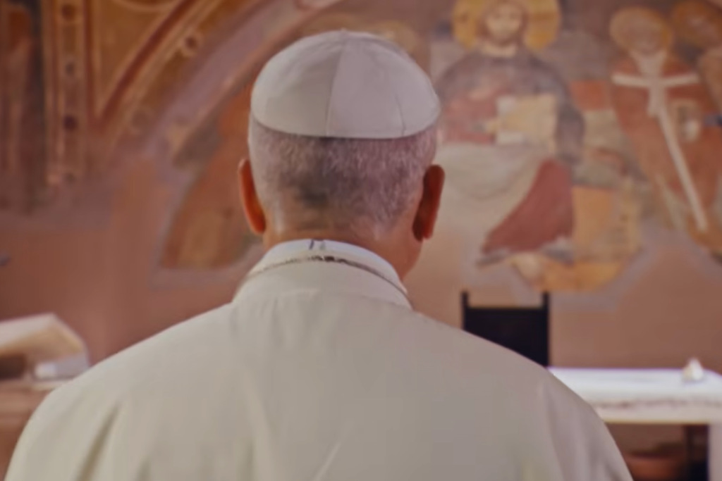 Paus Leo biddend in een kapel.