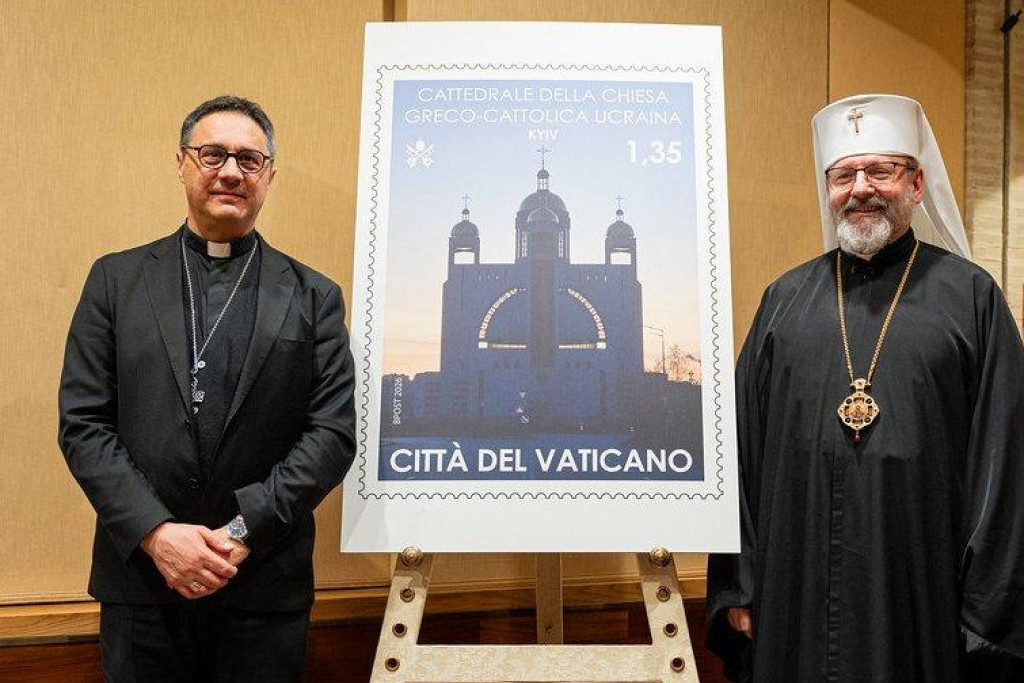 Aartsbisschop Sjevsjoek en de secretaris-generaal van Vaticaanstad stellen de nieuwe postzegel voor met daarop de kathedraal van Kiev tijdens een blackout tegen de opgaande zon.