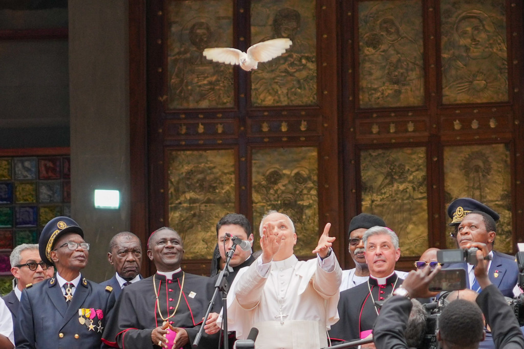 Paus Leo geeft een vredesduif de vrijheid tijdens een interreligieuze ontmoeting in Kameroen.