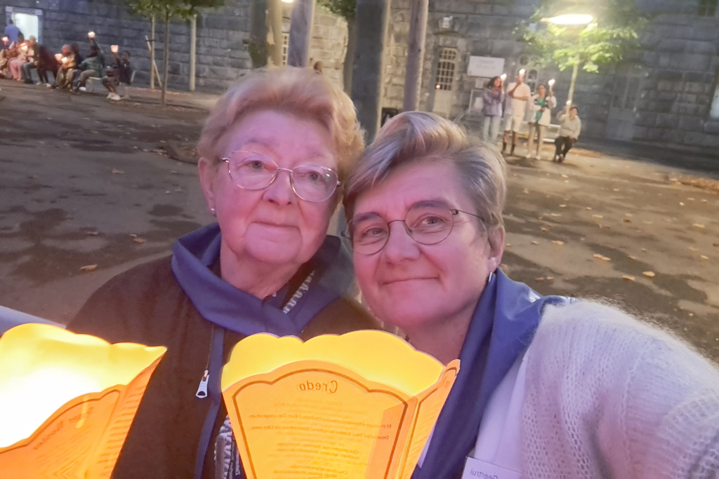 Geertrui in Lourdes samen met Magda tijdens de kaarsjesprocessie. Geertrui De Cock in Lourdes