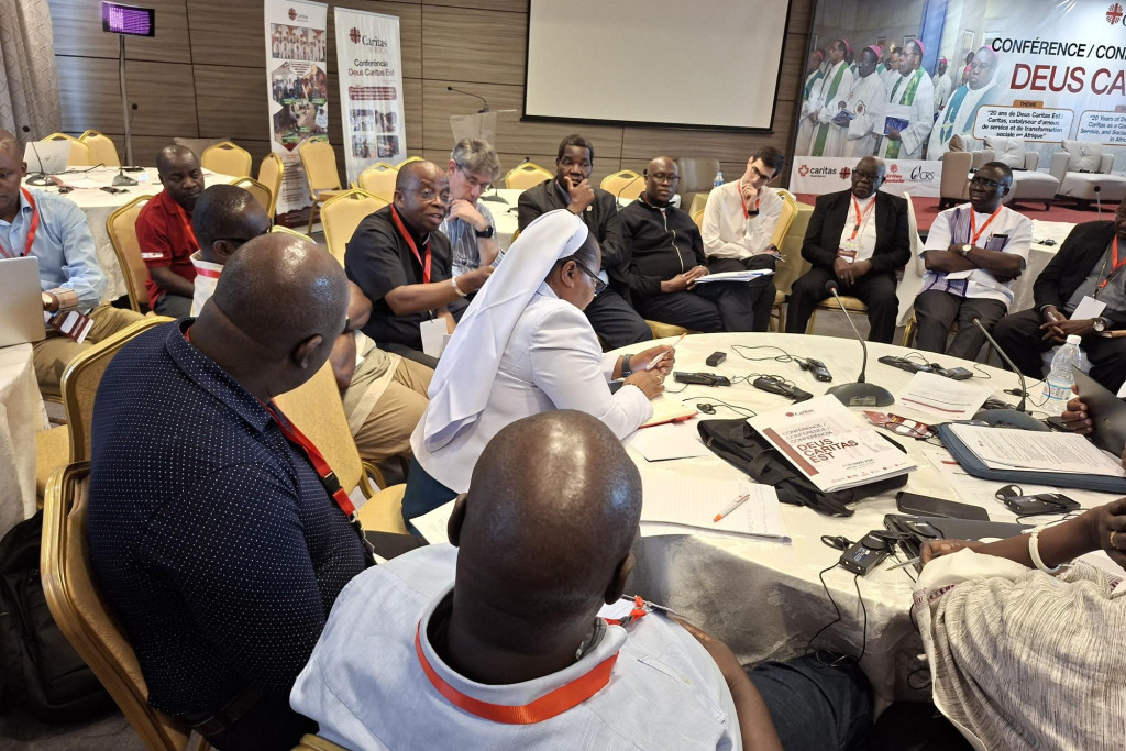 Een zuster aan het woord, aan een ronde tafel, op de continentale conferentie van Caritas Afrika in Abidjan in maart.