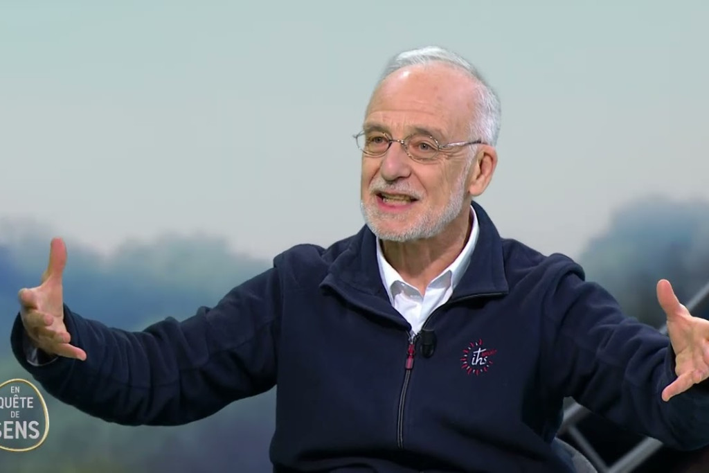 Charles Delhez, breed gesticulerend in een tv-studio.