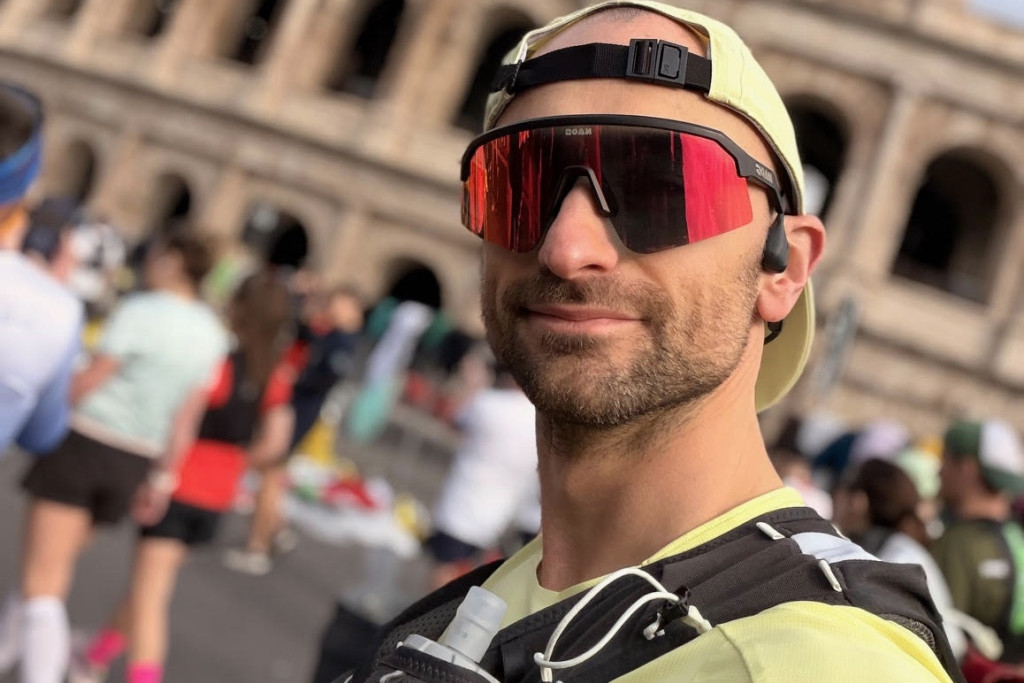 Thibaut Princen, stoer met zonnebril en in marathonoutfit, voor het colosseum.
