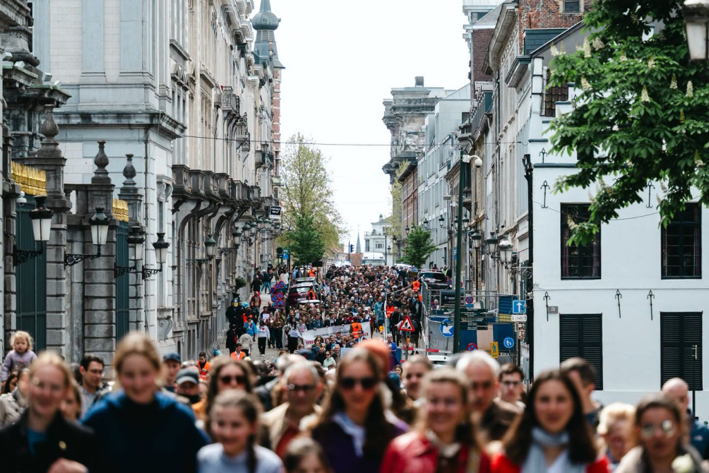 Zicht op betoging door straten van Brussel