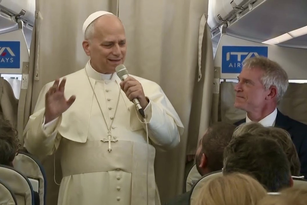 Paus Leo tijdens persconferentie op het vliegtuig.