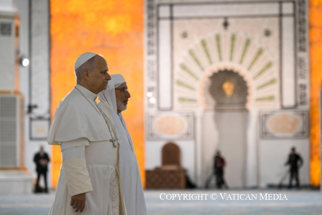 Paus Leo XIV naast rector Mohamed Mamoun Al Qasimi in de Grote Moskee van Algiers.