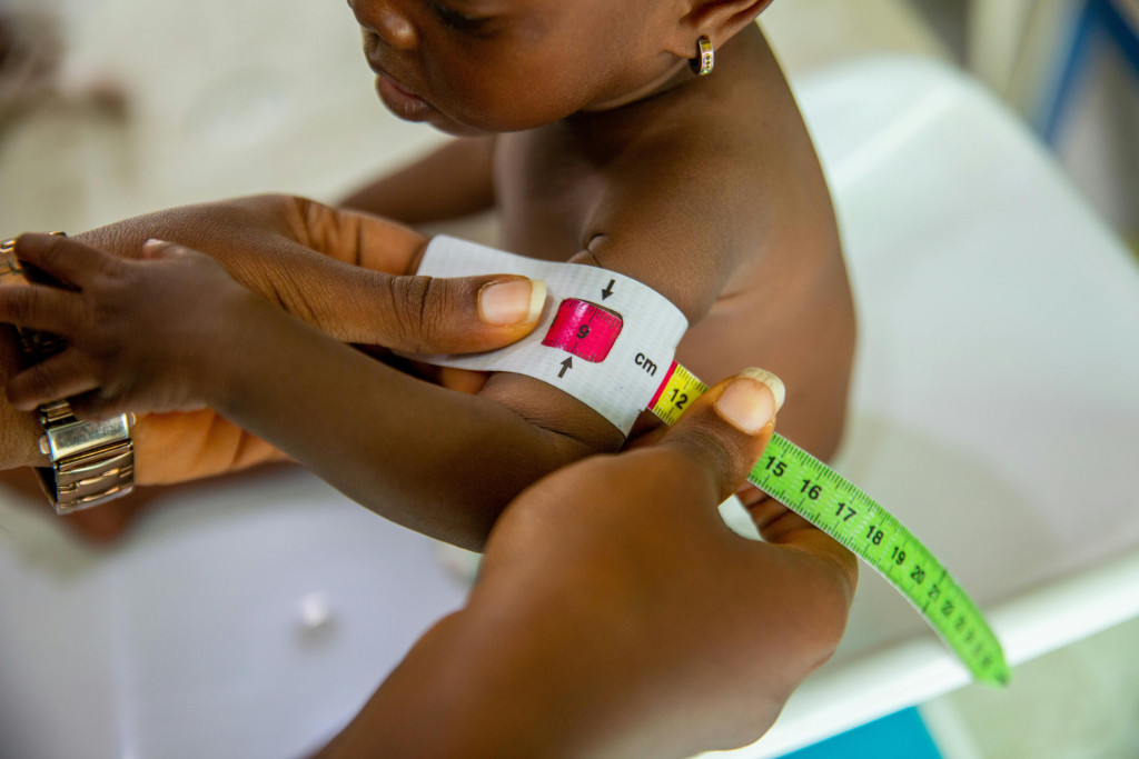 De omtrek van het armpje van een baby wordt gemeten en toont ondervoeding.