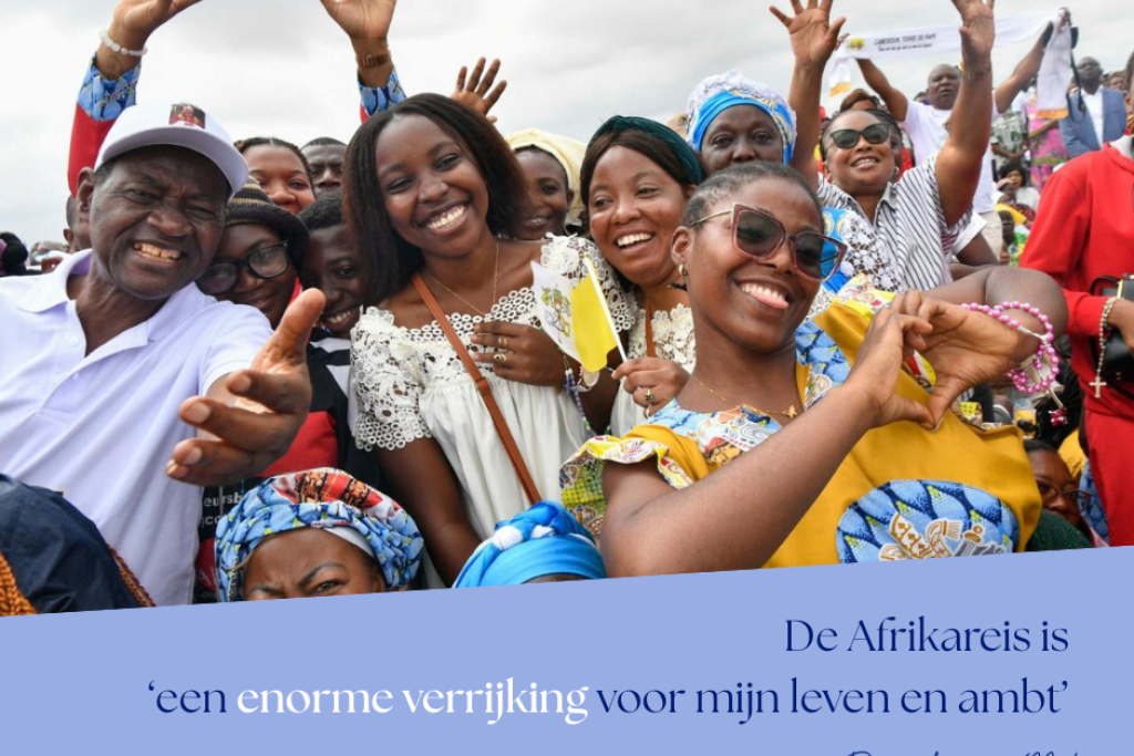 Afbeelding van een menigte in Angola, waarin iemand met de handen een hartje maakt, en de quote: De Afrikareis is 'een enorme verrijking voor mijn leven en ambt.'