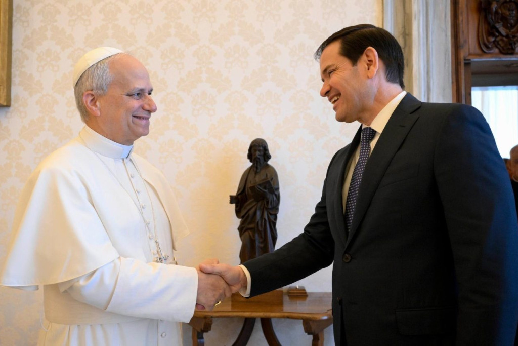 Marco Rubio in een ontmoeting met paus Leo XIV vlak na diens inauguratie. 