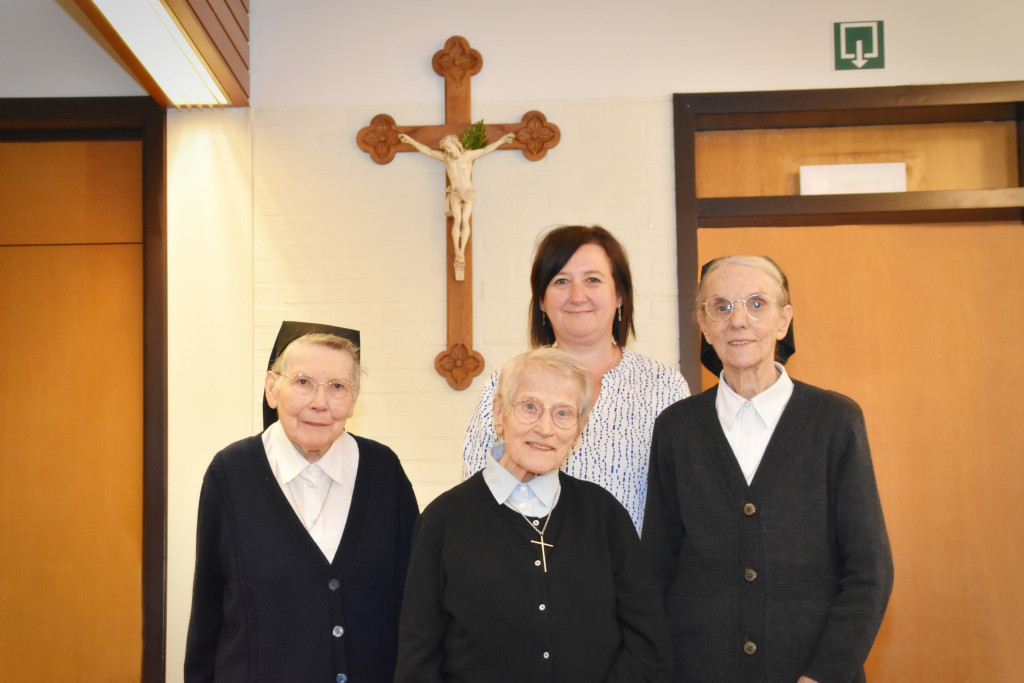Congregationeel verantwoordelijke Cindy Heylen omringd door (v.l.n.r) zuster Lucia, zuster Martina en zuster Mia.