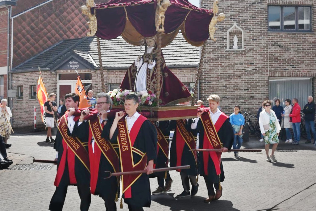 Deelnemers dragen het veertiende-eeuwse Leonardusbeeld door de straten van de stad. Deelnemers dragen het veertiende-eeuwse Leonardusbeeld door de straten van de stad.