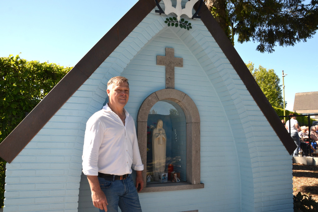 Pascal Goessens bij de vernieuwde kapel.