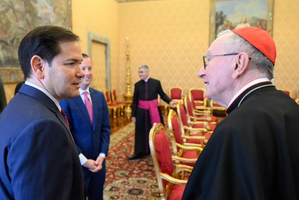 Marco Rubio in gesprek met kardinaal Pietro Parolin in mei 2025.