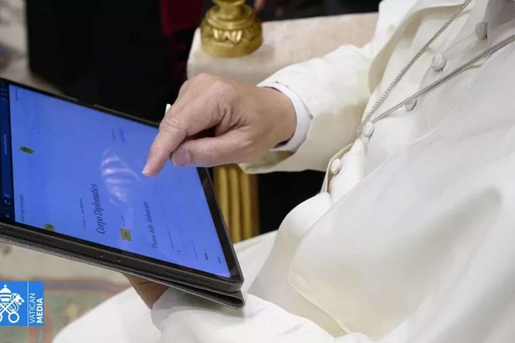 Digitale technologische innovatie heeft het Vaticaan altijd sterk bezig gehouden. Paus scrollt over tablet.