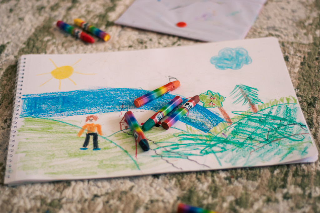 kindertekening met ventje en regenboog