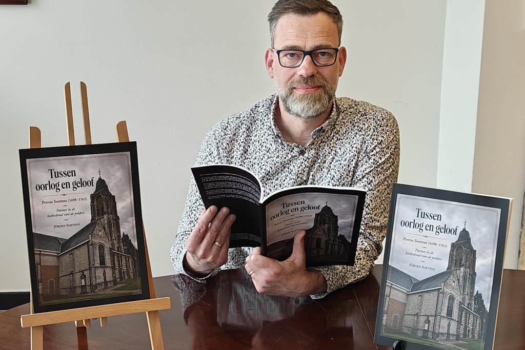 Jürgen Soetens met zijn boek 