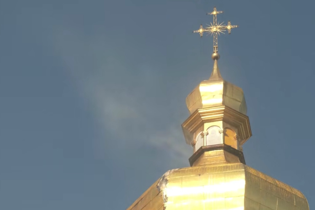 Het Pechersk Lavra of Holenklooster, waarvan hier de koepel van de Grote Kerk in brand staat, is beschermd werelderfgoed. Toren van de kerk in het Holenklooster, gouden ajuinvormige koepel, staat in brand.