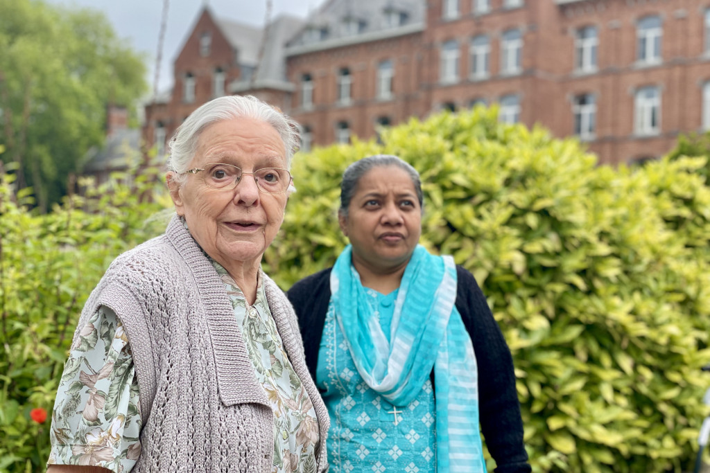 Zuster Jeanne Devos en haar opvolgster zuster Christin Mary. Zuster Jeanne Devos en haar opvolgster zuster Christin Mary.