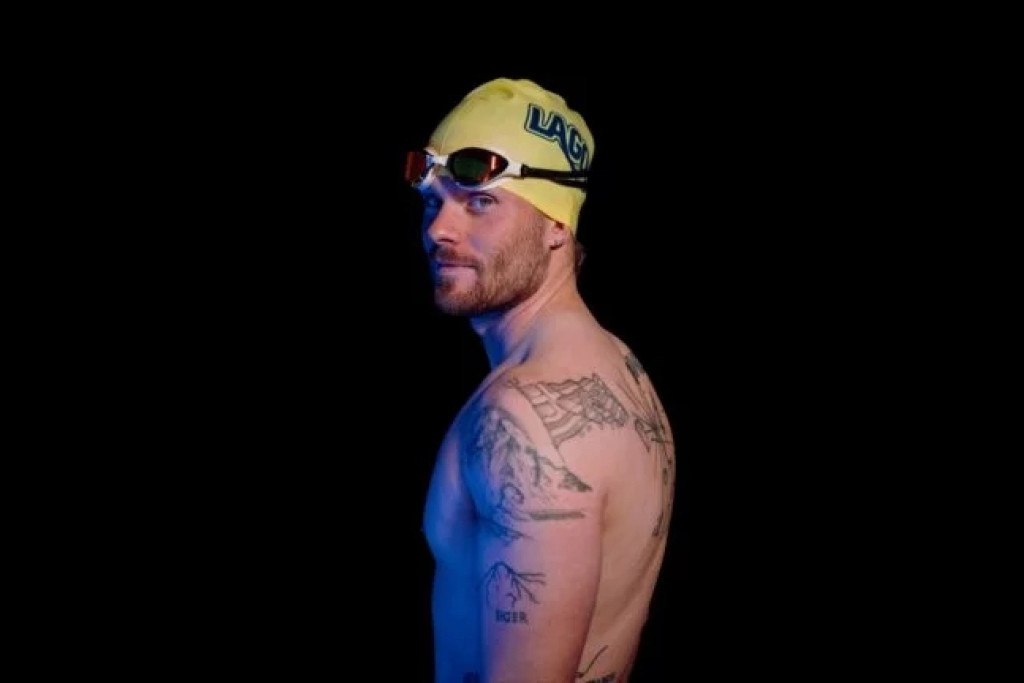Matthieu Bonne met badmuts en getatoeëerd bovenlijf