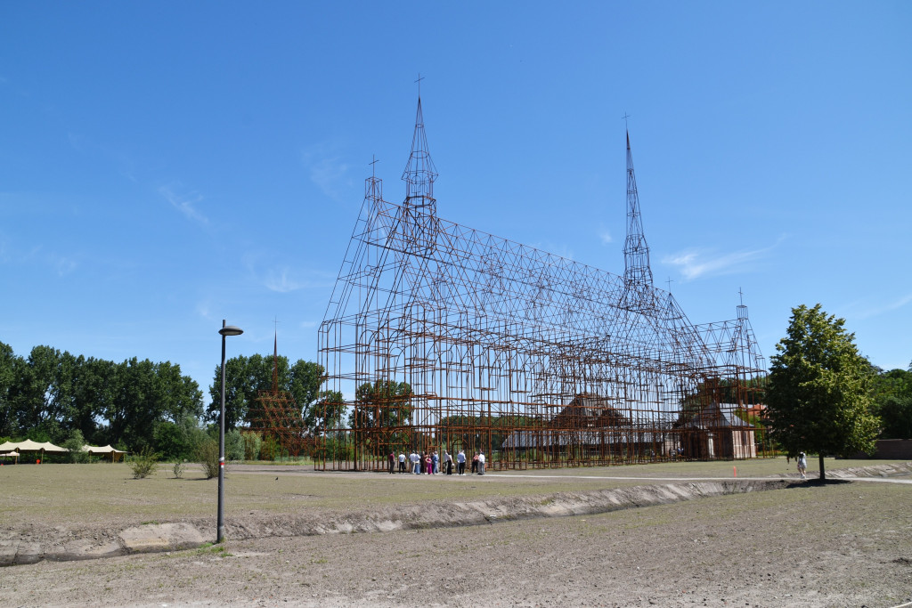 De 53 meter hoge stalen kerk is een kunstwerk van het architectenduo Gijs Van Vaerenbergh. De 53 meter hoge stalen kerk is een kunstwerk van het architectenduo Gijs Van Vaerenbergh.
