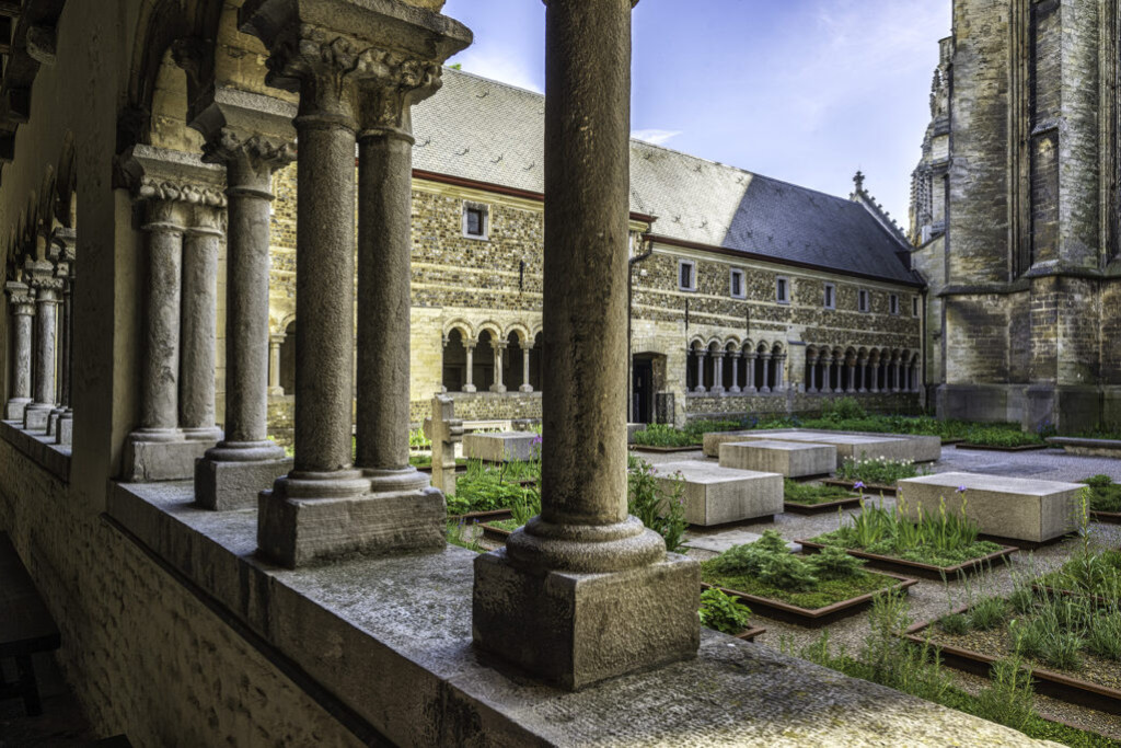 De romaanse kloostergang met binnenhof.