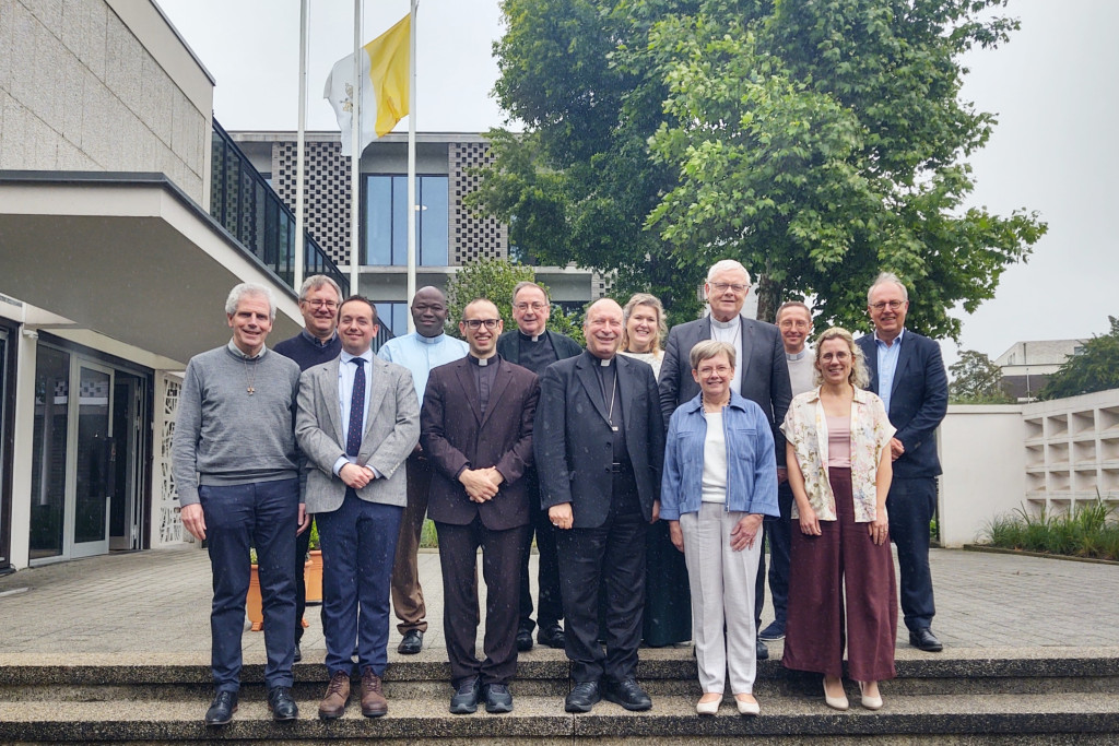 De uitgebreide bisschopsraad van het bisdom verwelkomde nuntius Franco Coppola (midden) in het bestuursgebouw in Hasselt. De uitgebreide bisschopsraad van het bisdom verwelkomde nuntius Franco Coppola (midden) in het bestuursgebouw in Hasselt.