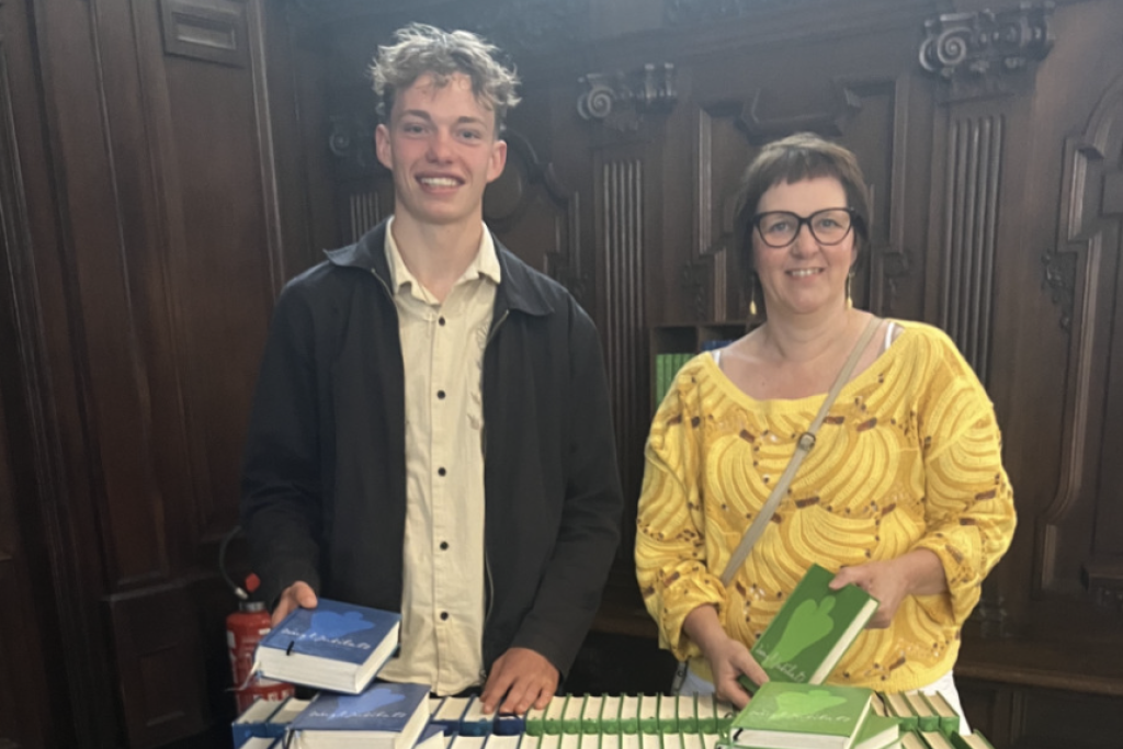 Michiel helpt Ruth wekelijks bij het onthaalmoment voor de viering. Michiel helpt Ruth wekelijks bij het onthaalmoment voor de viering.