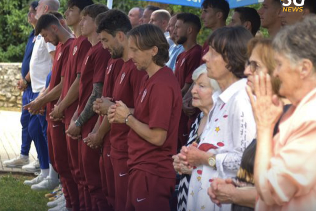 Het Kroatische team in gebed. Op de voorgrond Luka Modric, de intussen 40-jarige aanvoerder.