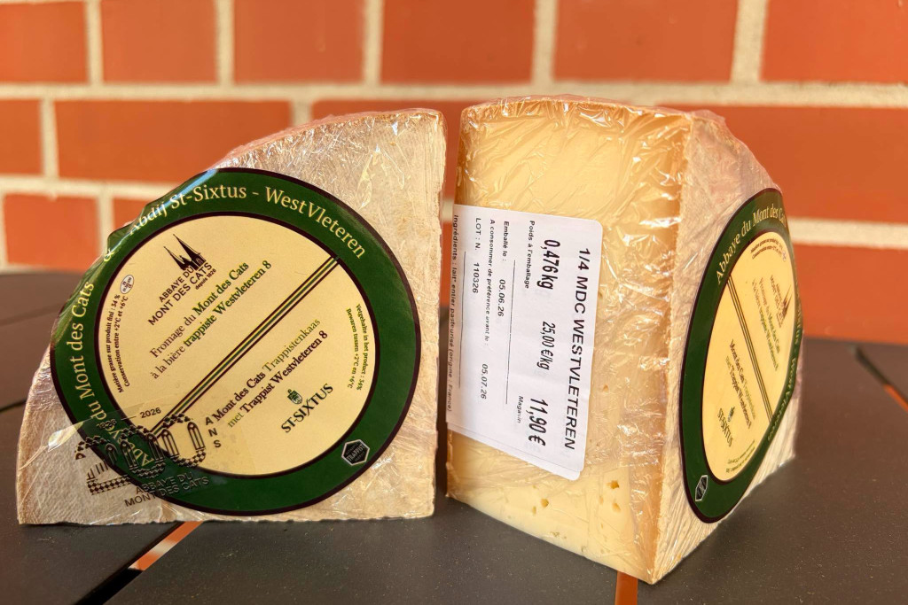 Vorige week gelanceerd en nu al bijna uitverkocht: de trappistenkaas gedrenkt in trappistenbier. Twee blokken kaas, met de prijs erop: 25 euro per kg