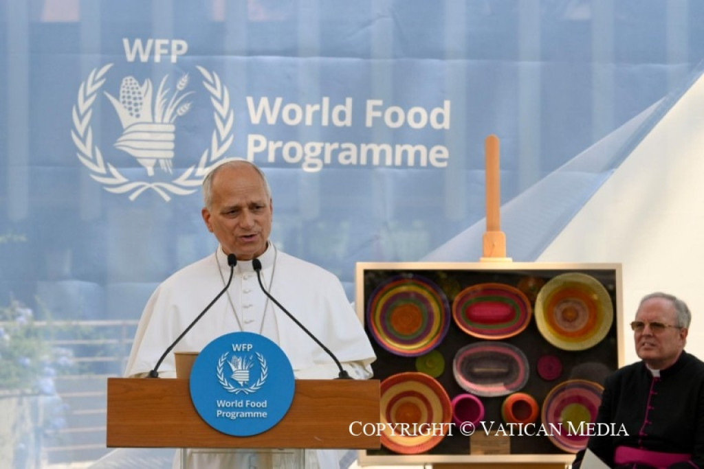 Paus Leo XIV noemde de Kerk een partner van het Wereldvoedselprogramma in de bestrijding van honger in de wereld. Paus Leo XIV spreekt de raad van bestuur van het WFP toe voor een doek met het logo van WFP.