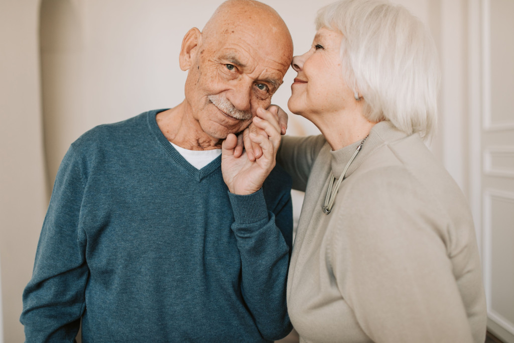 Oudere man en vrouw, vrolijk en liefdevol.