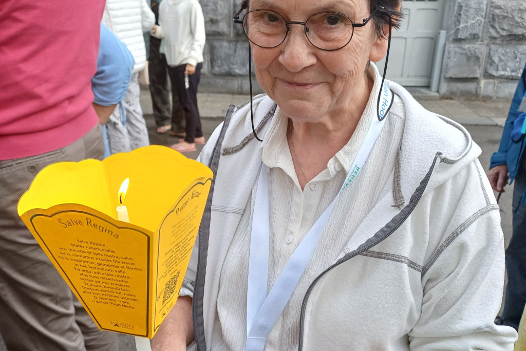 Annemarie Debouvrie met een kaarsje in de hand.
