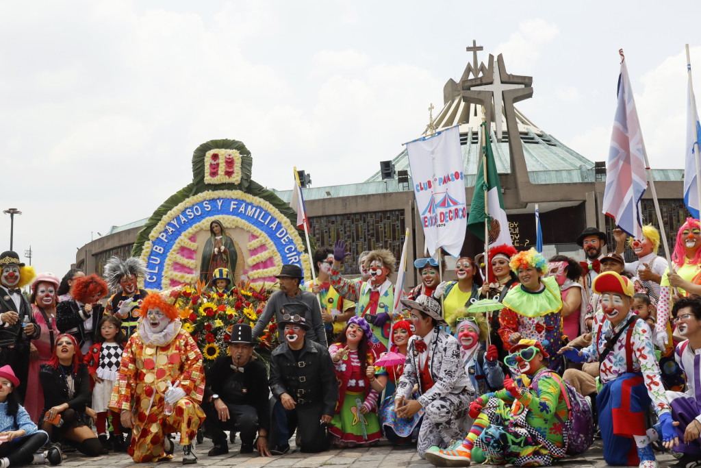 Clowns en hun familie poseren aan de Basiliek van Onze-Lieve-Vrouw van Guadalupe in Mexico-Stad.