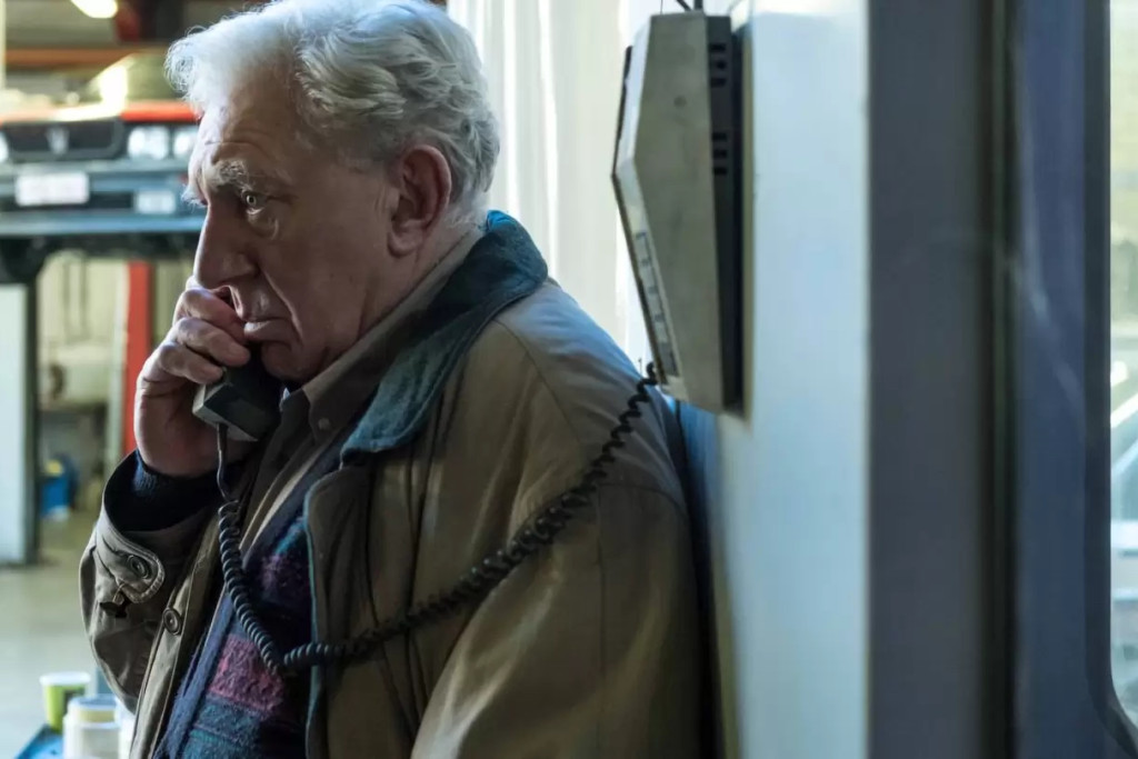 Jan Decleir in de rol van de grootvader in de film 'Niet schieten', aan de telefoon.