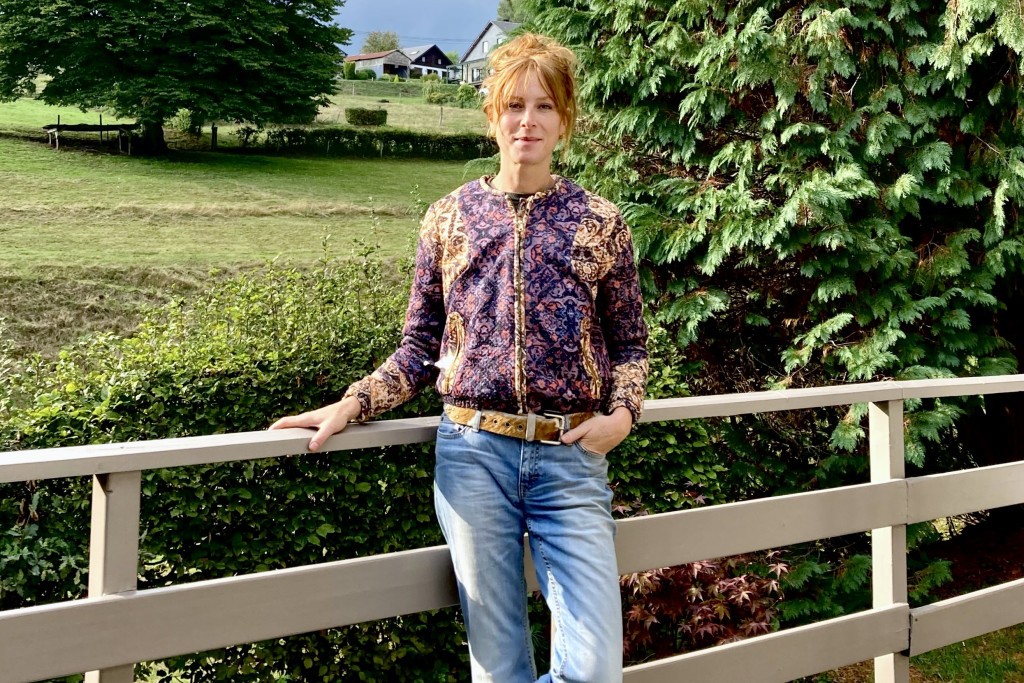 Mieke De Ley is danseres. ‘Ik had graag Billie’ geheten. Een wat aparte naam, voor iemand die dikwijls als wat apart wordt bekeken.' Mieke De Ley poseert aan een hek, één knie gebogen