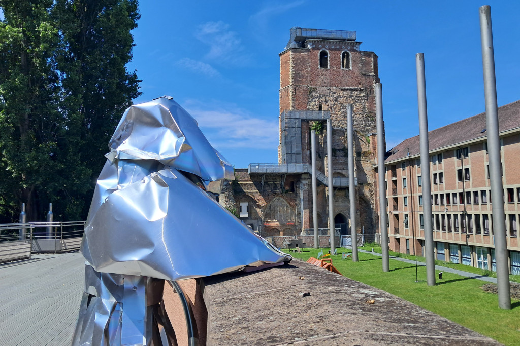 Het kunstwerk van Franklin Naus overschouwt het kerkveld, waar eens een abdijkerk stond.
