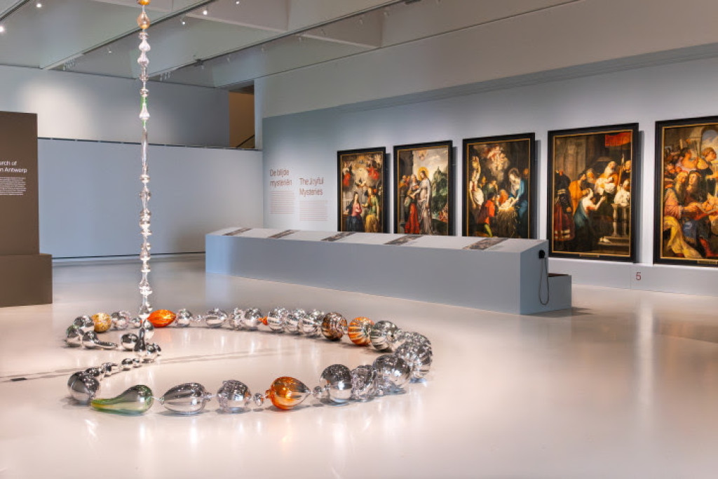 De tentoonstelling brengt de zeventiende-eeuwse meesterwerken samen met hedendaagse kunst. De tentoonstelling brengt de zeventiende-eeuwse meesterwerken samen met hedendaagse kunst.