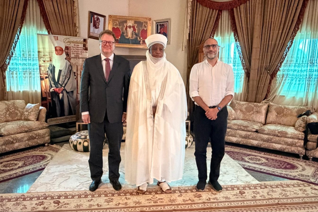 Jan De Volder (links) en een collega van Sant’Egidio bij de 20ste sultan van Sokoto, Muhammadu Sa’adu Abubakar III, leider van de Hoge Raad voor Islamitische Zaken in Nigeria.
