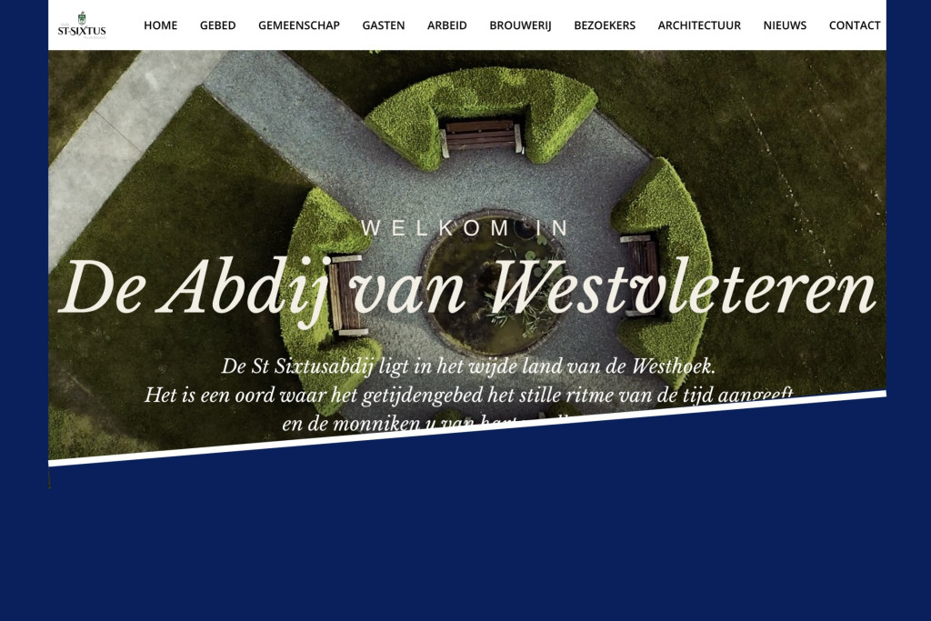 schermafbeelding van de website: biddende monniken in beeld met daarover een welkomstwoord.