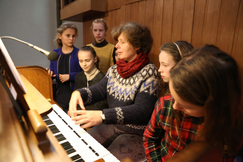 Brigitte tijdens een orgeldemonstratie aan vormelingen. Brigitte Buyck aan het orgel