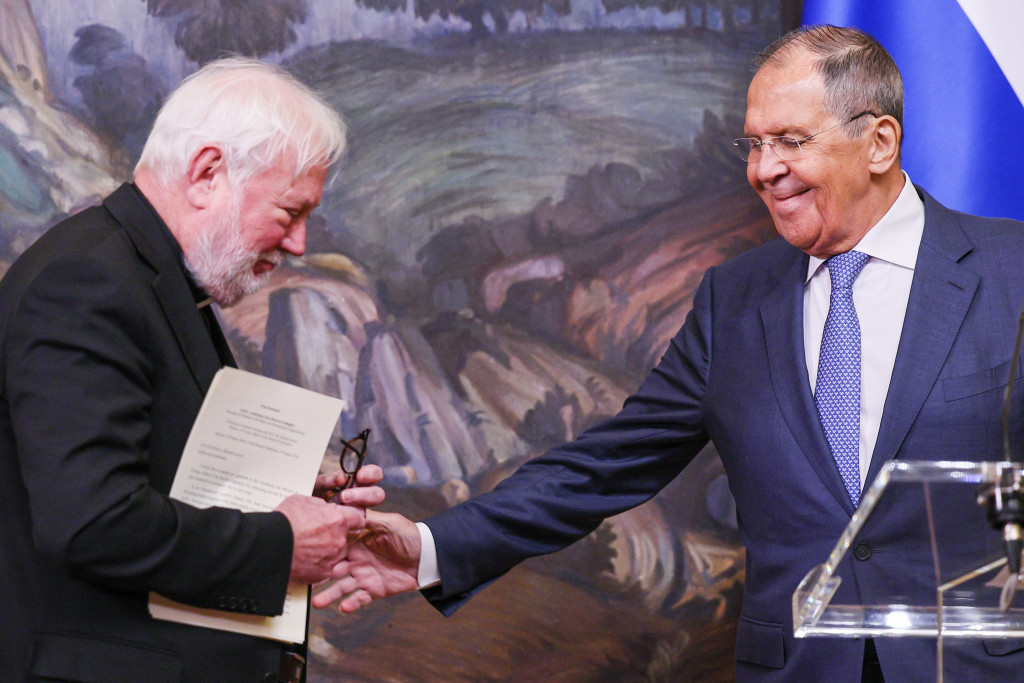 De Russische minister van Buitenlandse Zaken Sergej Lavrov (rechts) en zijn Vaticaanse evenknie aartsbisschop Paul Gallagher.