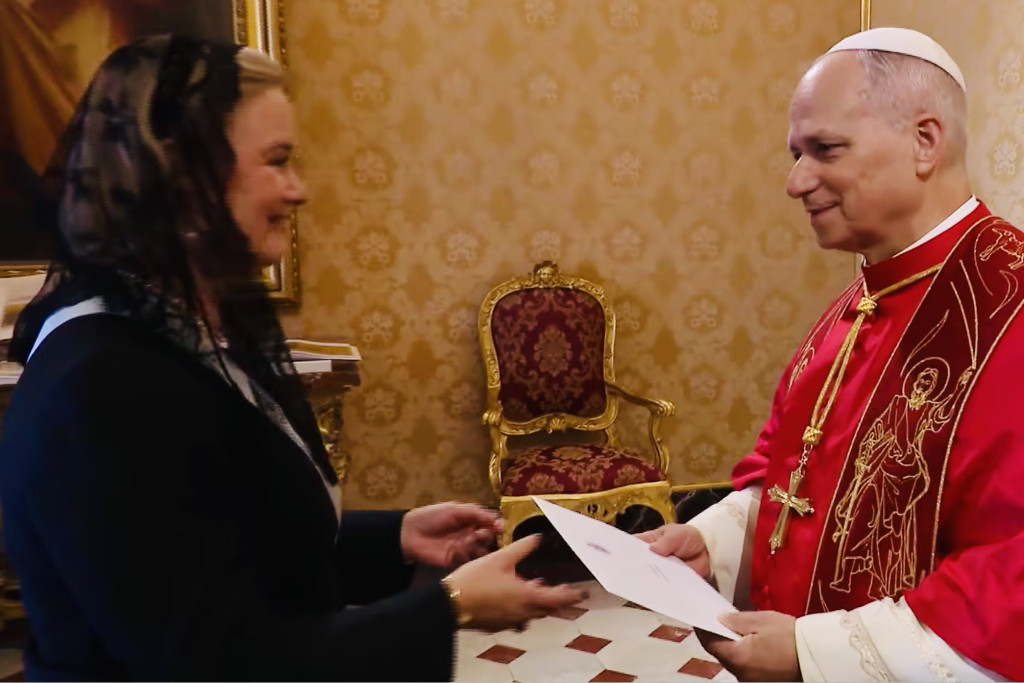 Caroline Vermeulen overhandigde op 27 augustus haar geloofsbrieven aan paus Leo XIV. Caroline Vermeulen met zwarte sluier en kledij overhandigt geloofsbrieven aan paus Leo XIV.