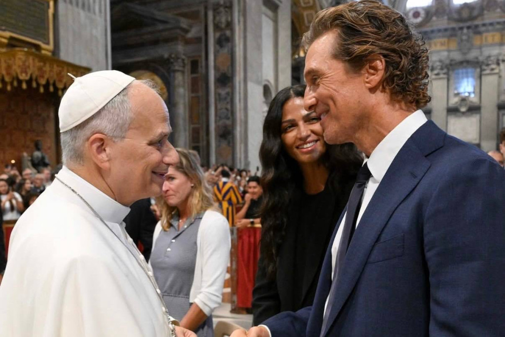 Acteur Matthew McConaughey publiceerde in 2025 een bundel, getiteld 'Poems and Prayers'. Acteur Matthew McConaughey en zijn echtgenote bij paus Leo XIV in de Sint-Pietersbasiliek.