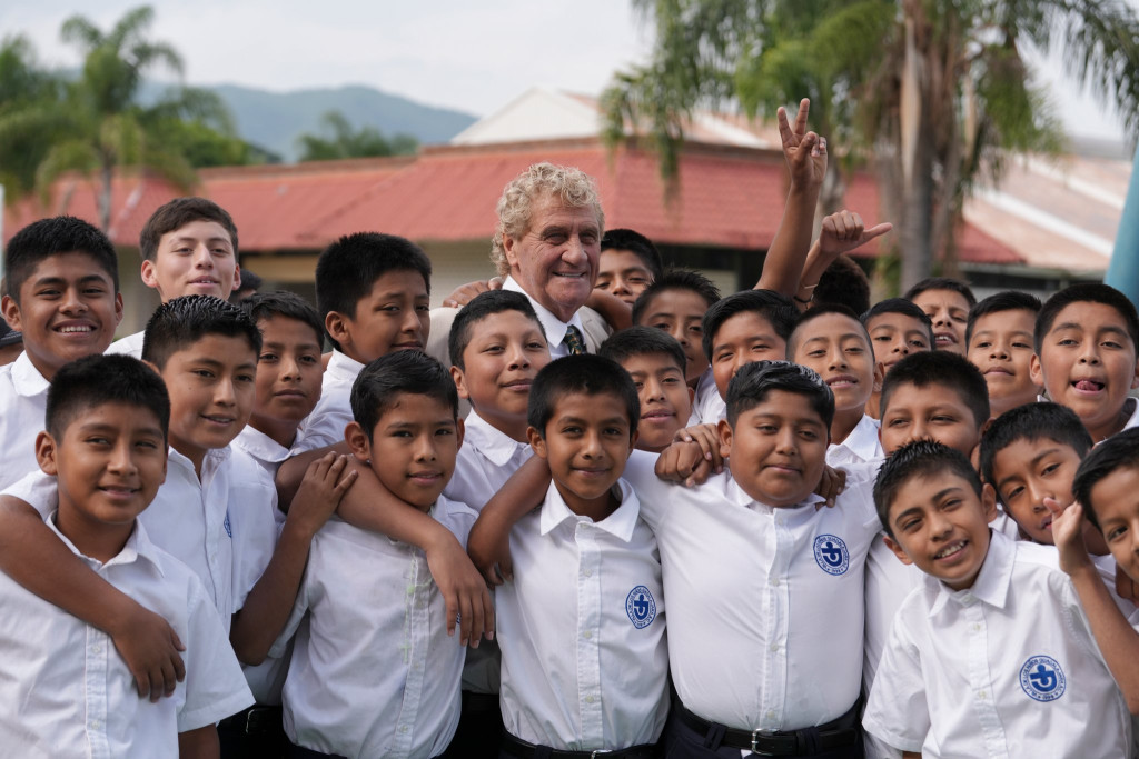 Jean-Marie Pfaff is goodwill ambassadeur van Wereld Dorpen. In Guadalajara huldigde hij voetbalvelden in voor deze kinderen van Jongensdorp Villa de los Niños. Jean-Marie Pfaff torent uit boven de kinderen van Villa de los Niños in Guadalajara, Mexico.