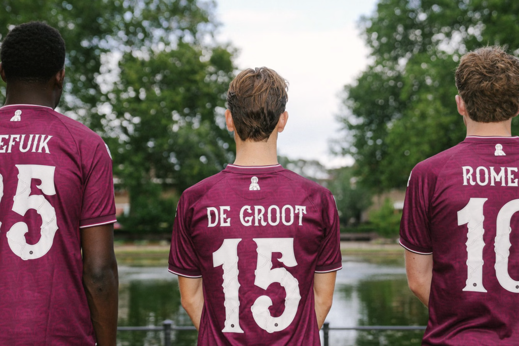 De kleur van de shirts verwijst naar rozen, boven de naam van de speler staat Sint-Rosa. De kleur van de shirts verwijst naar rozen, boven de naam van de speler staat Sint-Rosa.