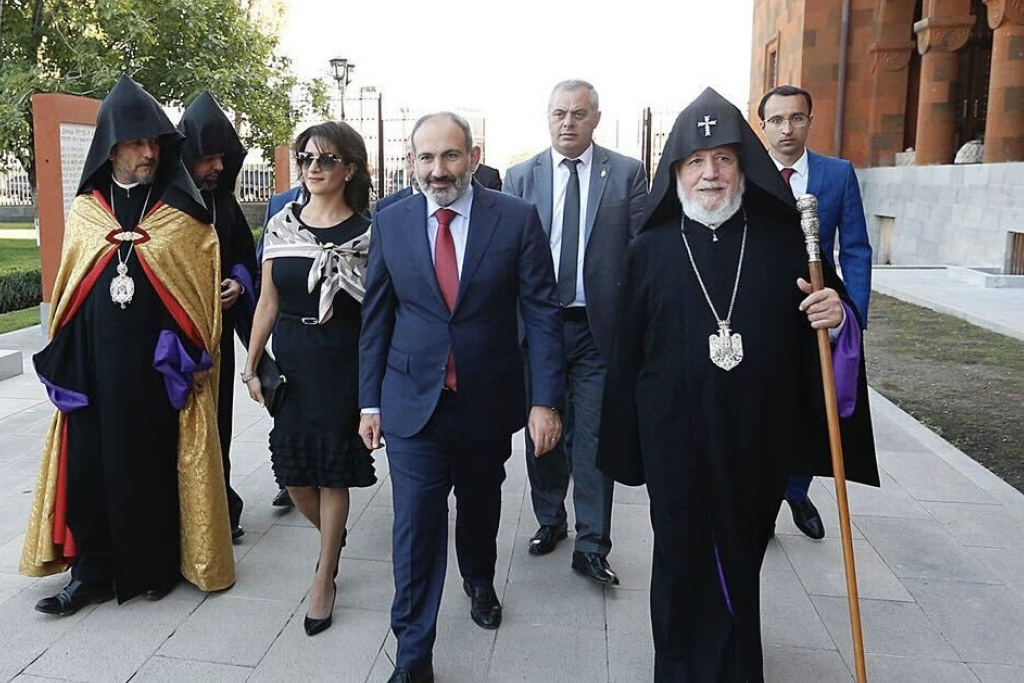 In 2019 was het in Etchmiadzin nog koek en ei tussen het echtpaar Nikol & Anna Pasjinjan-Hakobyan en katholikos Karekin II.