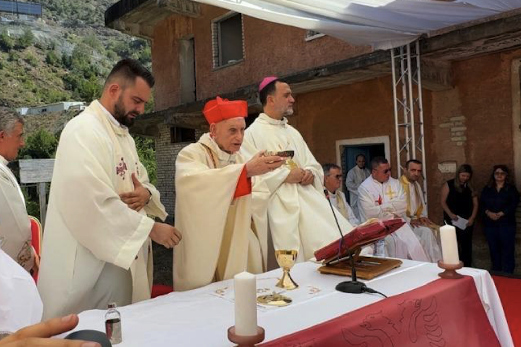 Kardinaal Simoni viert de eucharistie.